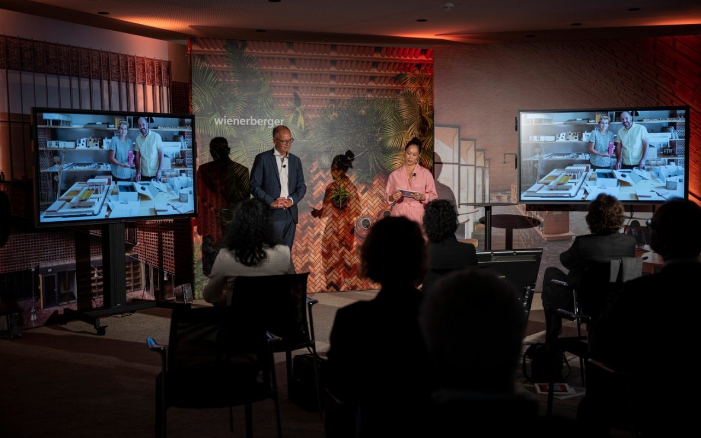Heimo Scheuch and Miriam Hie on stage; Ted'A arquitectes with their trophy on screen