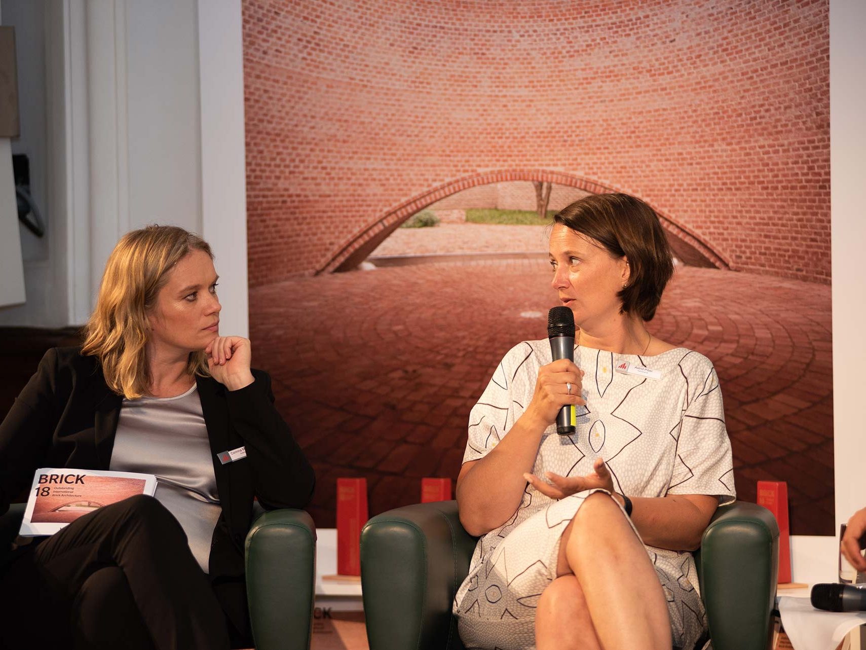 Brick Award 18 Symposium, key note speaker Astrid Piber and moderation Corinna Milborn on stage 