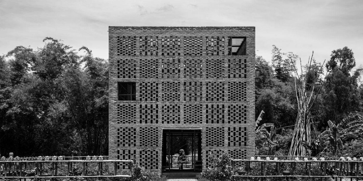 Terra Cotta Studio black and white; Brick Award 2018 Category Winner Category "Working Together"; Tropical Space, Photo:  Oki Hiroyuki