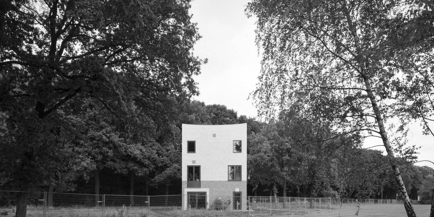 South side with entrance, Atlas House black and white, single-family house with facing bricks, Brick Award 2018 Winner Categoy "Feeling at home", Monadnok, Photo: Stijn Bollaert