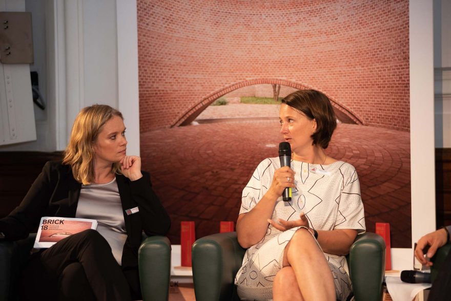 Brick Award 18 Symposium, key note speaker Astrid Piber and moderation Corinna Milborn on stage 