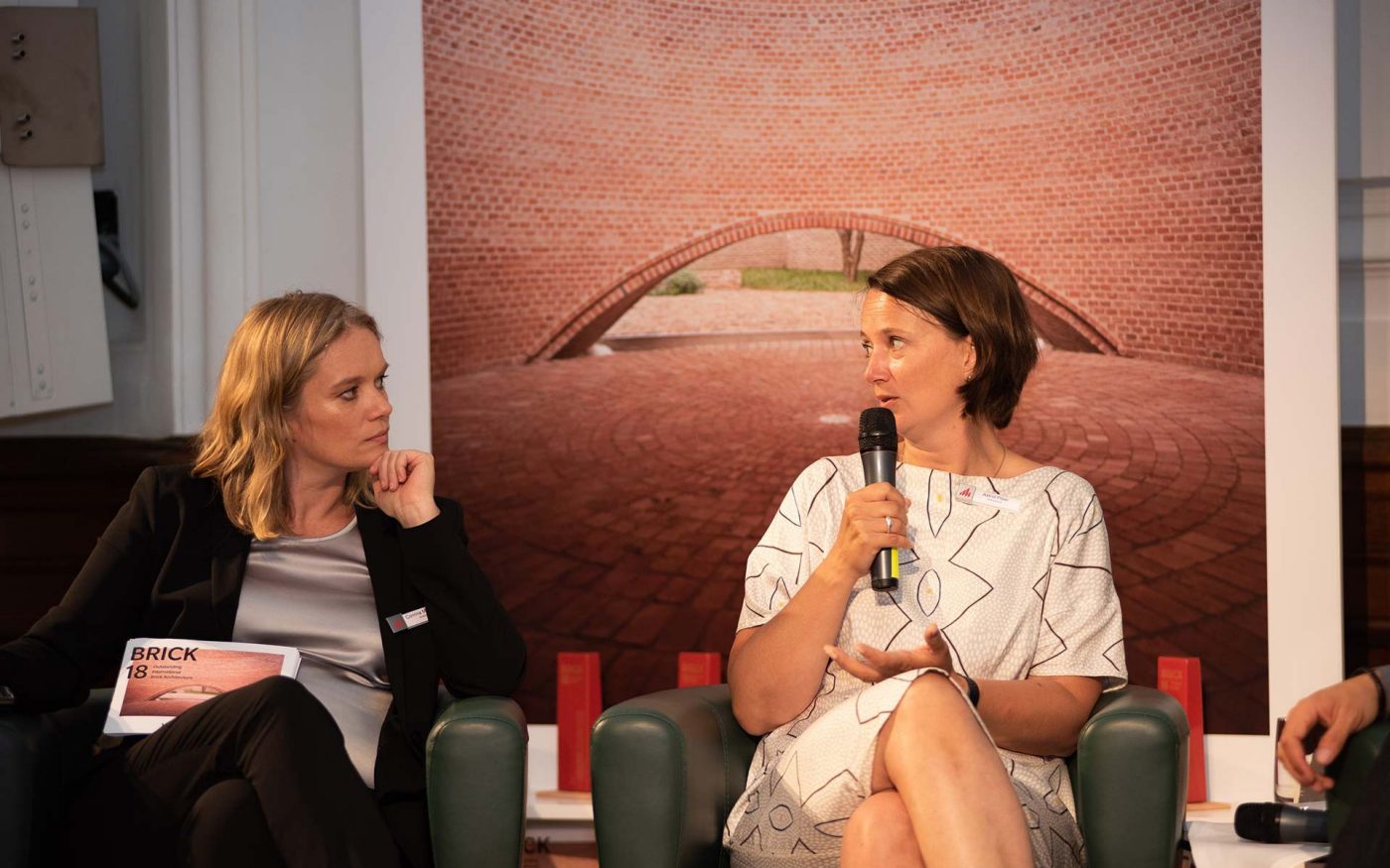 Brick Award 18 Symposium, key note speaker Astrid Piber and moderation Corinna Milborn on stage 